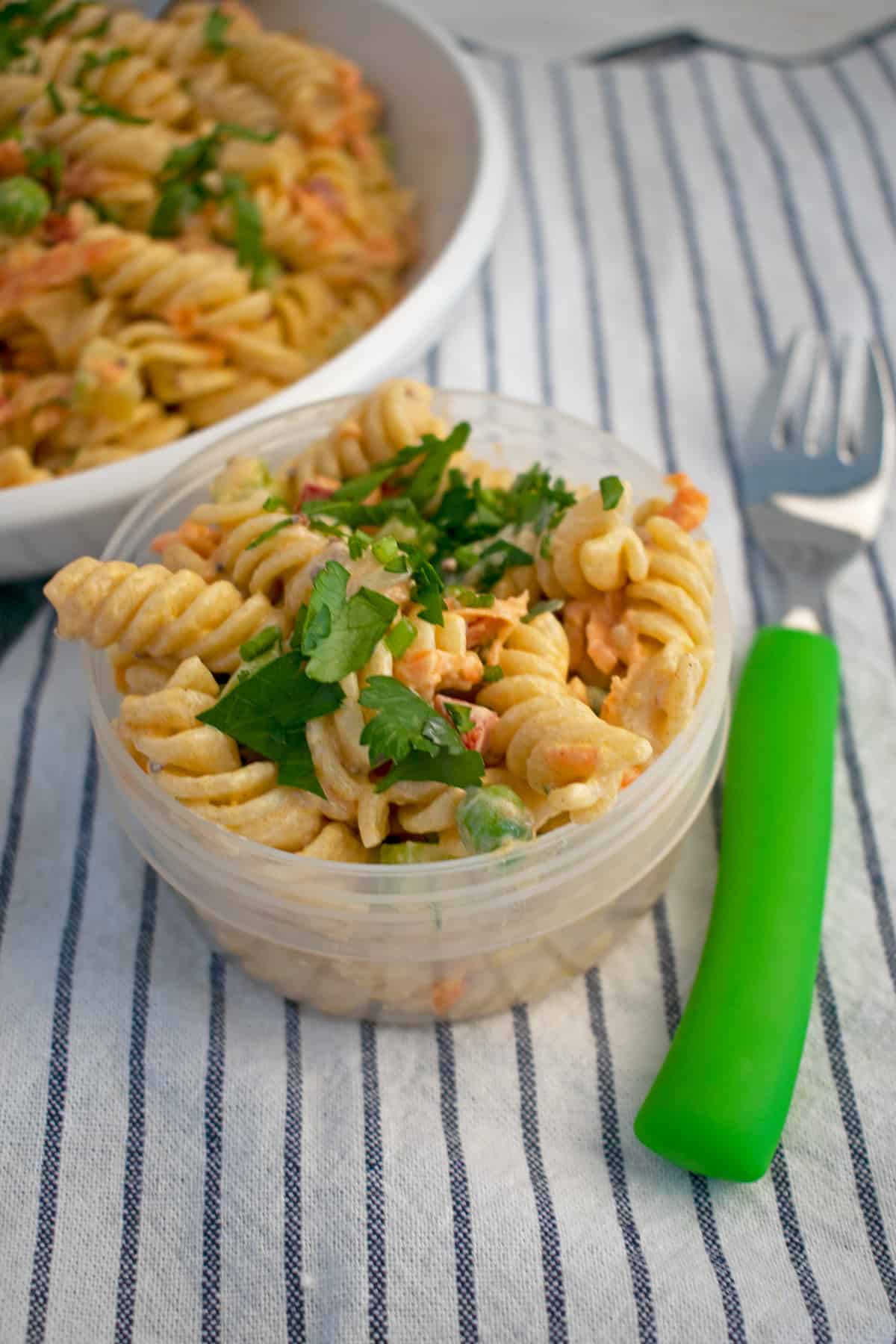 ensalada de pasta en empacada en un contenedor plástico para la lonchera