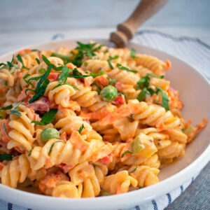 ensalada de pasta servida en un bol blanco