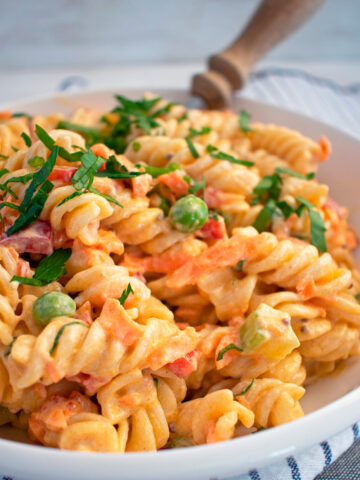 ensalada de pasta servida en un bol blanco