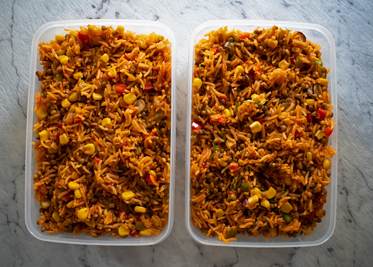 arroz pilaf en dos contenedores plásticos listos para almacenar en el refrigerador.