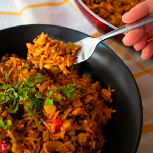 arroz pilaf servido en un plato negro