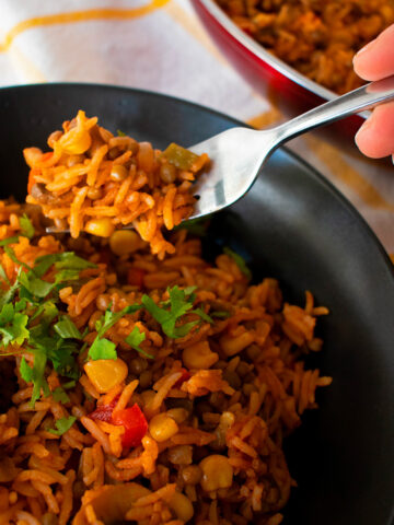 arroz pilaf servido en un plato negro