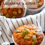 muffins de calabaza y avena en un contenedor sobre un paño blanco con lineas azules