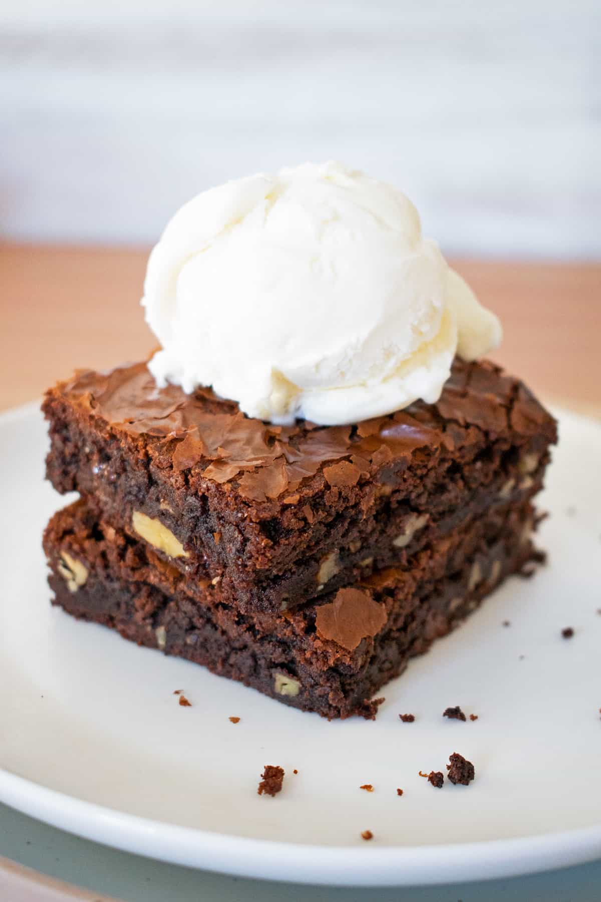 dos brownies de chocolate y nueces servidos con helado de vainilla.