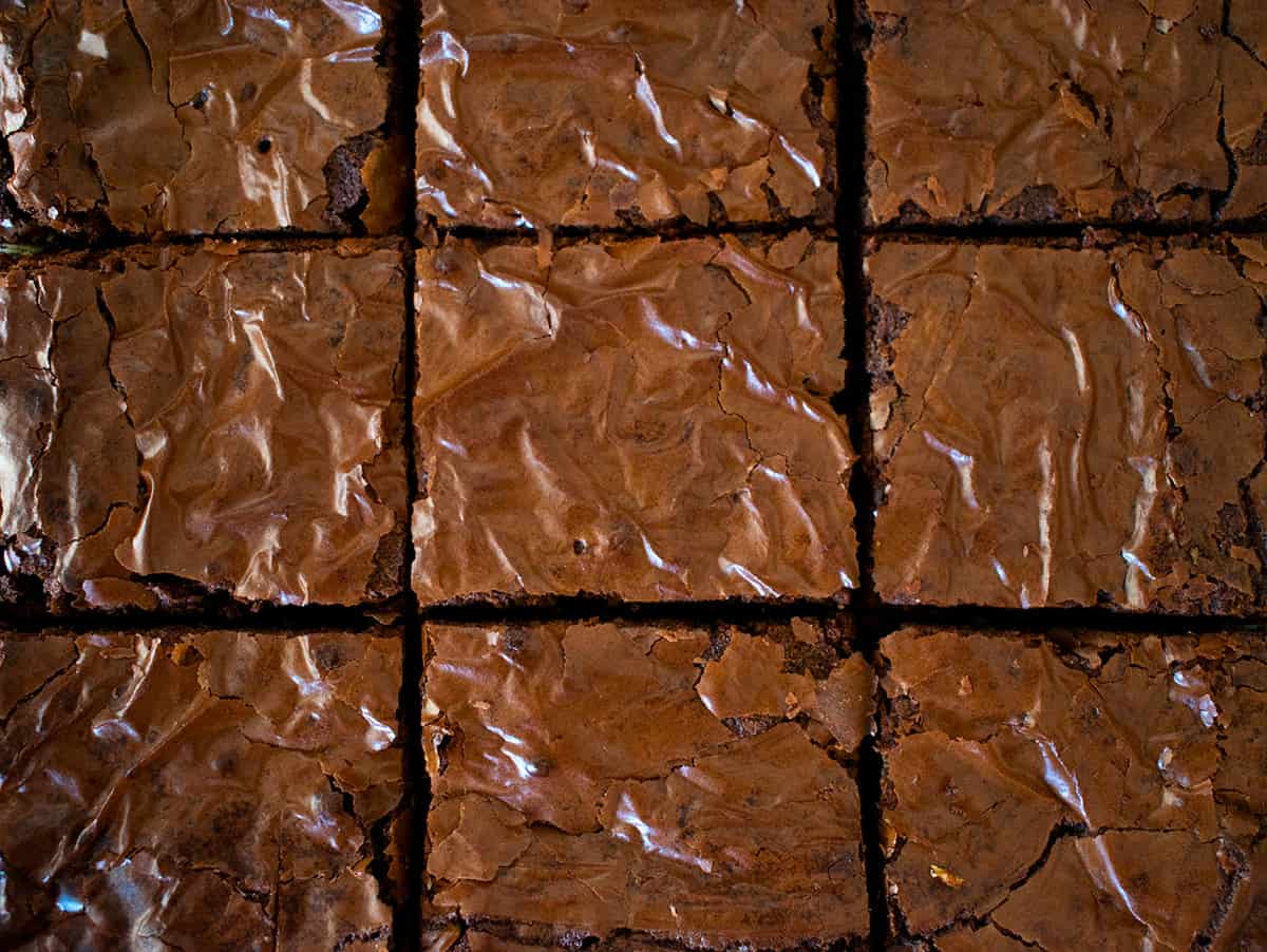 brownies cortados en cuadros pequeños.