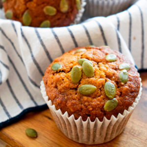 muffins de calabaza sobre un paño blanco con lineas azules