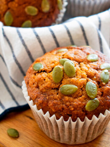 muffins de calabaza sobre un paño blanco con lineas azules