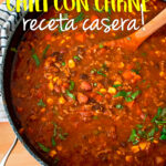 chili con carne servido en una olla grande con una cuchara de madera