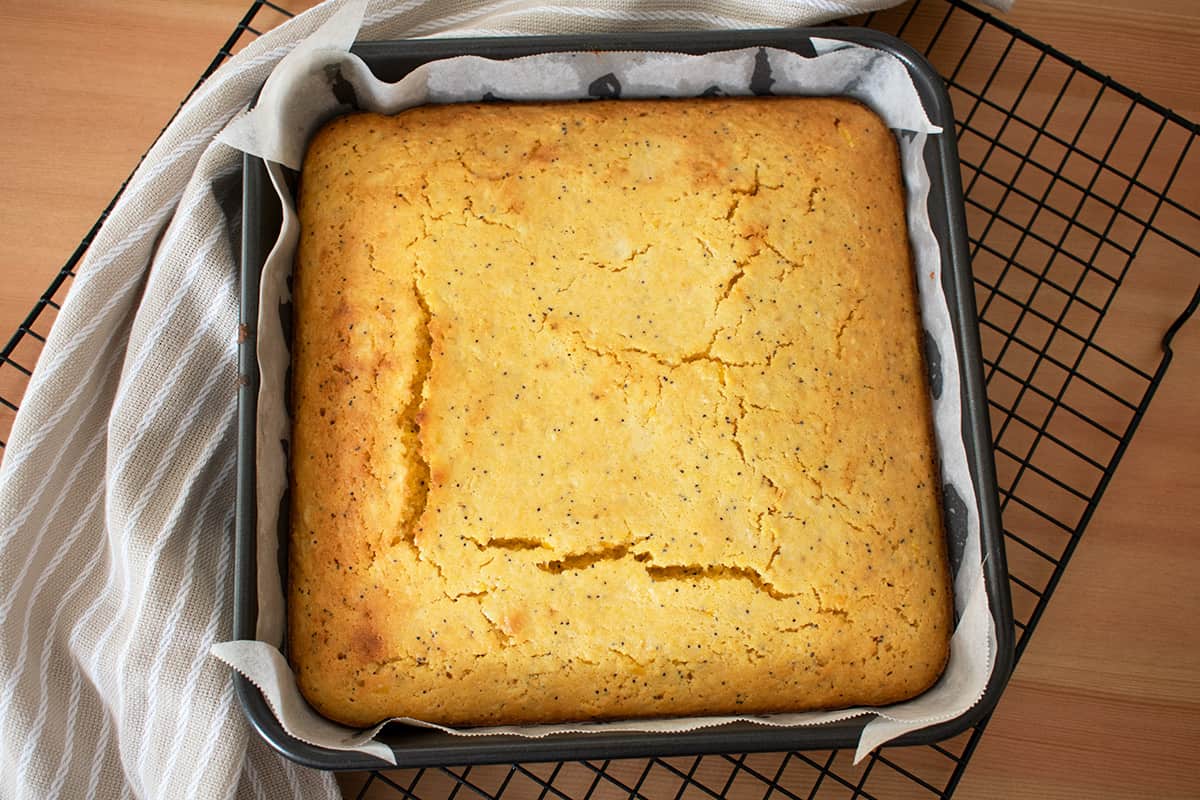 pan de maíz  en un molde acabado de salir del horno sobre una rejilla!