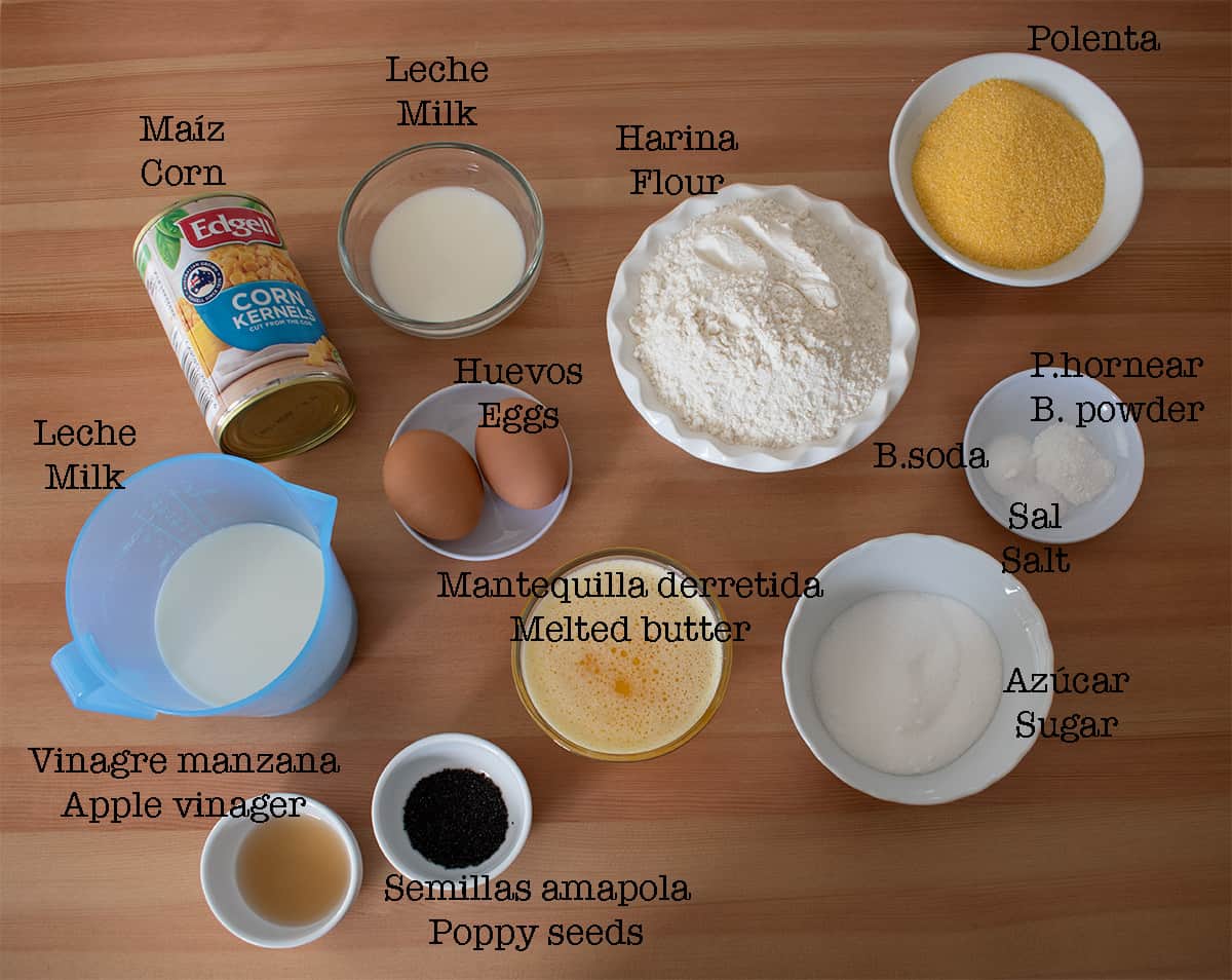 Ingredientes necesarios para preparar pan de maíz.