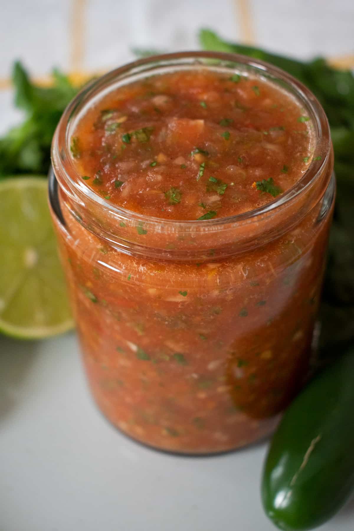 salsa fresca de tomte envasada en un frasco de vidrio.