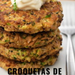 croquetas de quinoa y atún servidas una sobre otra en un plato blanco