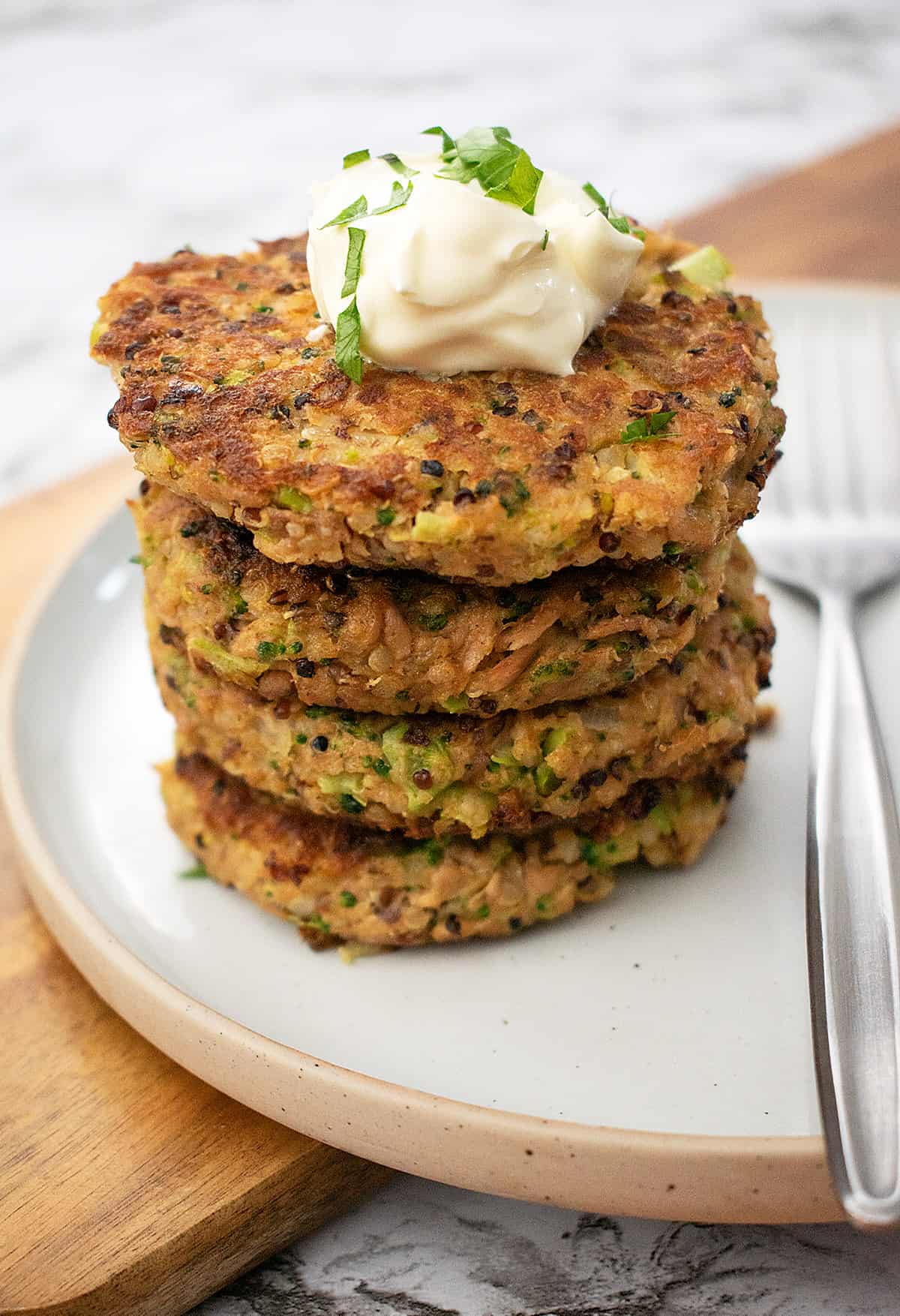 croquetas de quinoa y atún servidas una sobre otra sobre un plato blanco.