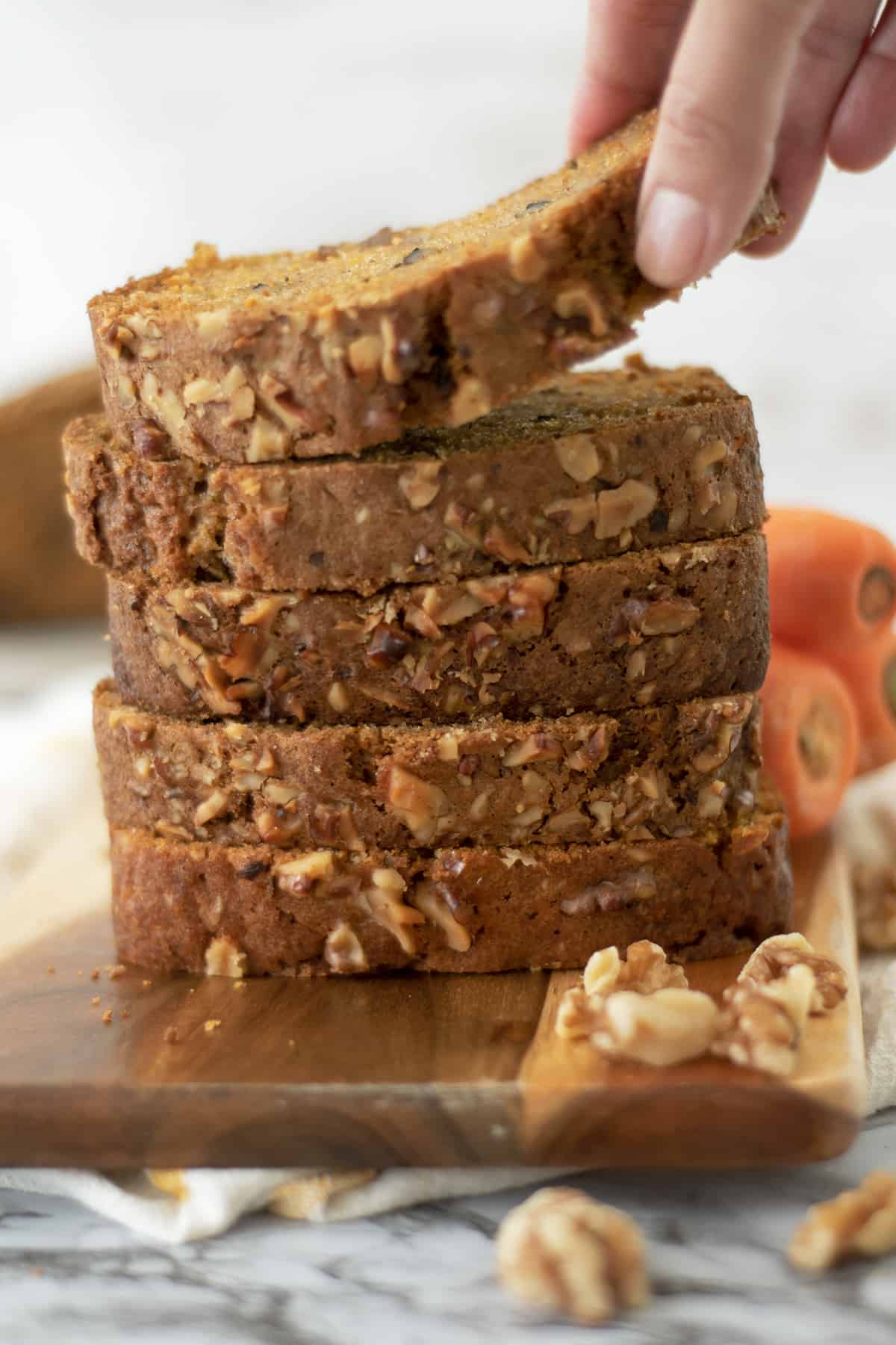 porciones de torta de zanahoria sobre una mesa de madera 