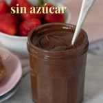 Nutella saludable en un frasco de vidrio con una cuchara plateada