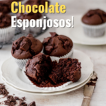 Muffins de chocolate servidos en un plato redondo sobre una mesa blanca