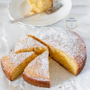 Torta o pastel de vainilla casero servido sobre una superficie blanca