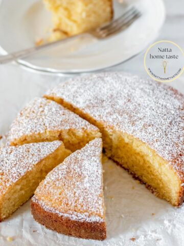 Torta o pastel de vainilla casero servido sobre una superficie blanca