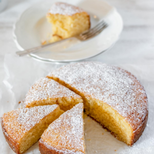 Torta o pastel de vainilla casero servido sobre una superficie blanca