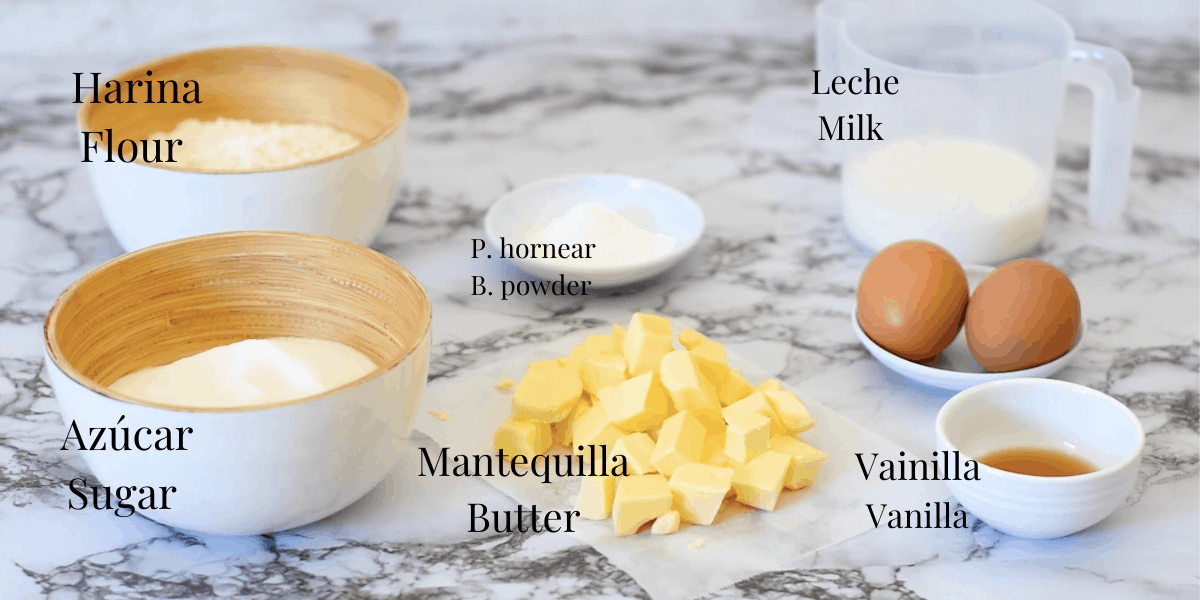 ingredientes para preparar un pastel o bizcocho de vainilla casero. Harina de trigo, azúcar, mantequilla, polvo de hornear, leche, huevos, esencia de vainilla.