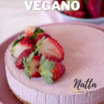 cheesecake vegano de fresa servido en un plato rosado