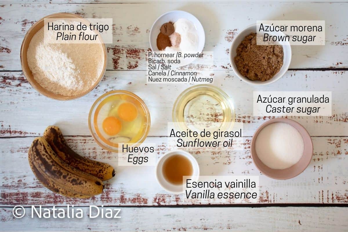 Ingredientes para preparar muffins de banana. Harina, huevos, bananas muy maduras, aceite de girasol, azúcar morena y azúcar blanca. 