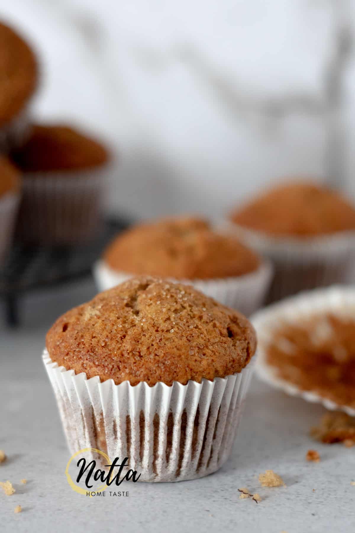 Muffin de plátano sobre una mesa blanca 