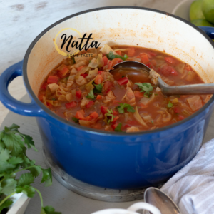 sopa de repollo y verduras servida en una olla azul
