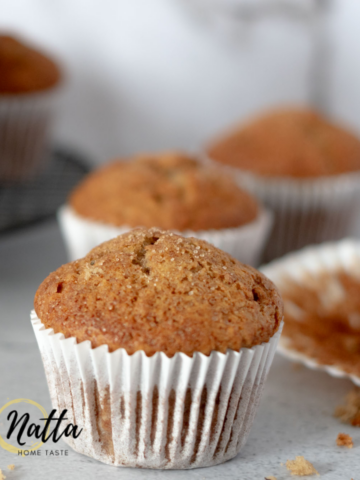 muffins de plátano sobre una mesa blanca