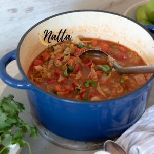 sopa de repollo y verduras servida en una olla azul