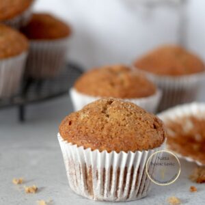 muffins de plátano sobre una mesa blanca