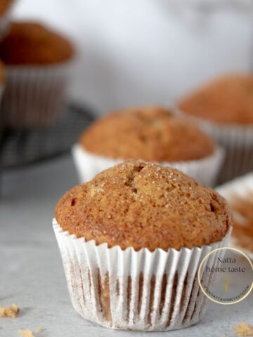 muffins de plátano sobre una mesa blanca