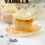 cupcakes de vainilla con crema de mantequilla sobre una mesa de mármol