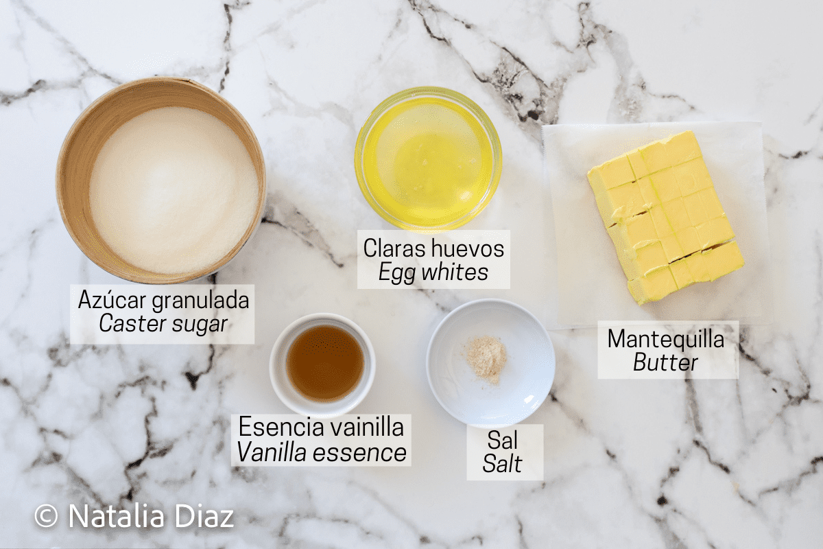 Ingredientes necesarios para preparar crema de mantequilla de merengue suizo. azúcar, claras de huevo, mantequilla, esencia vainilla y sal.