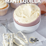 una taza de crema de mantequilla con cupcakes de vainilla en la parte de atrás.