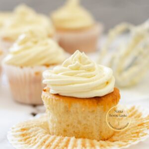 cupcakes de vainilla con crema de mantequilla sobre una mesa de mármol