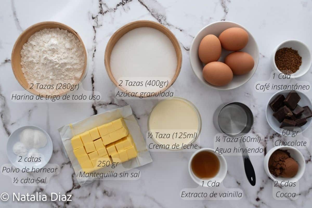 Ingredientes para preparar un pastel marmolado esponjoso. Harina, azúcar, café, huevos, mantequilla, crema de leche, cocoa, extracto de vainilla.