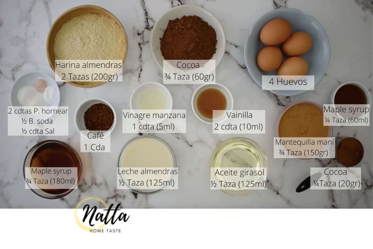 Ingredientes para preparar torta de chocolate sin harina. Harina de almendras, cocoa, huevos, aceite de girasol, vainilla, vinagre de manzana, maple syrup.