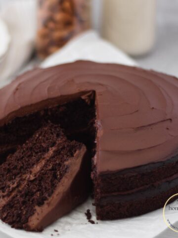 Torta de chocolate servida en platos blancos con un tenedor plateado.