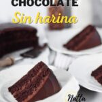 Torta de chocolate servida en platos blancos con tenedores plateados