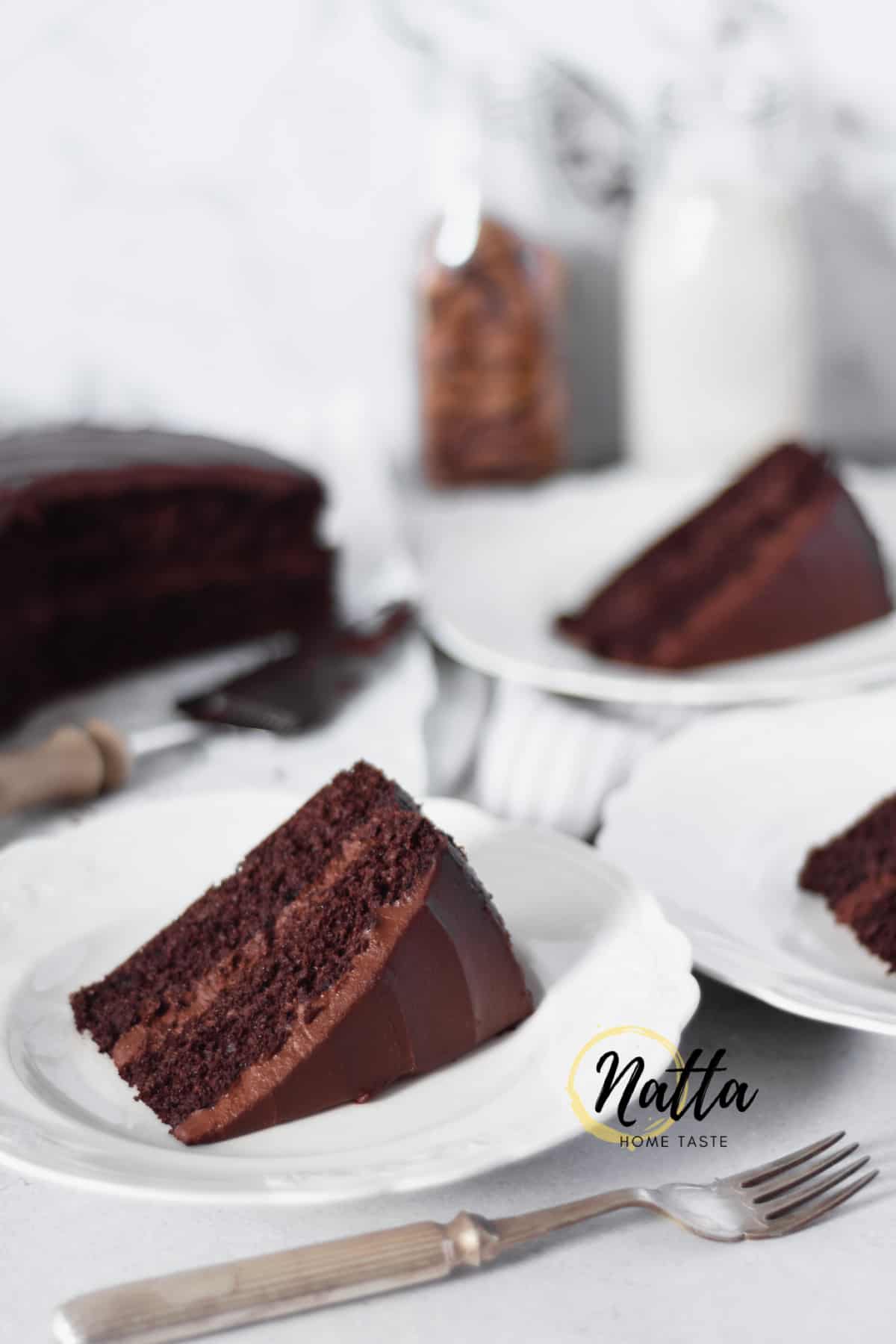 Torta de chocolate sin harina servida en platos blancos con un tenedor plateado