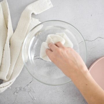 Tiras o bandas caseras para hornear sumergidas en agua en un bol transparente.