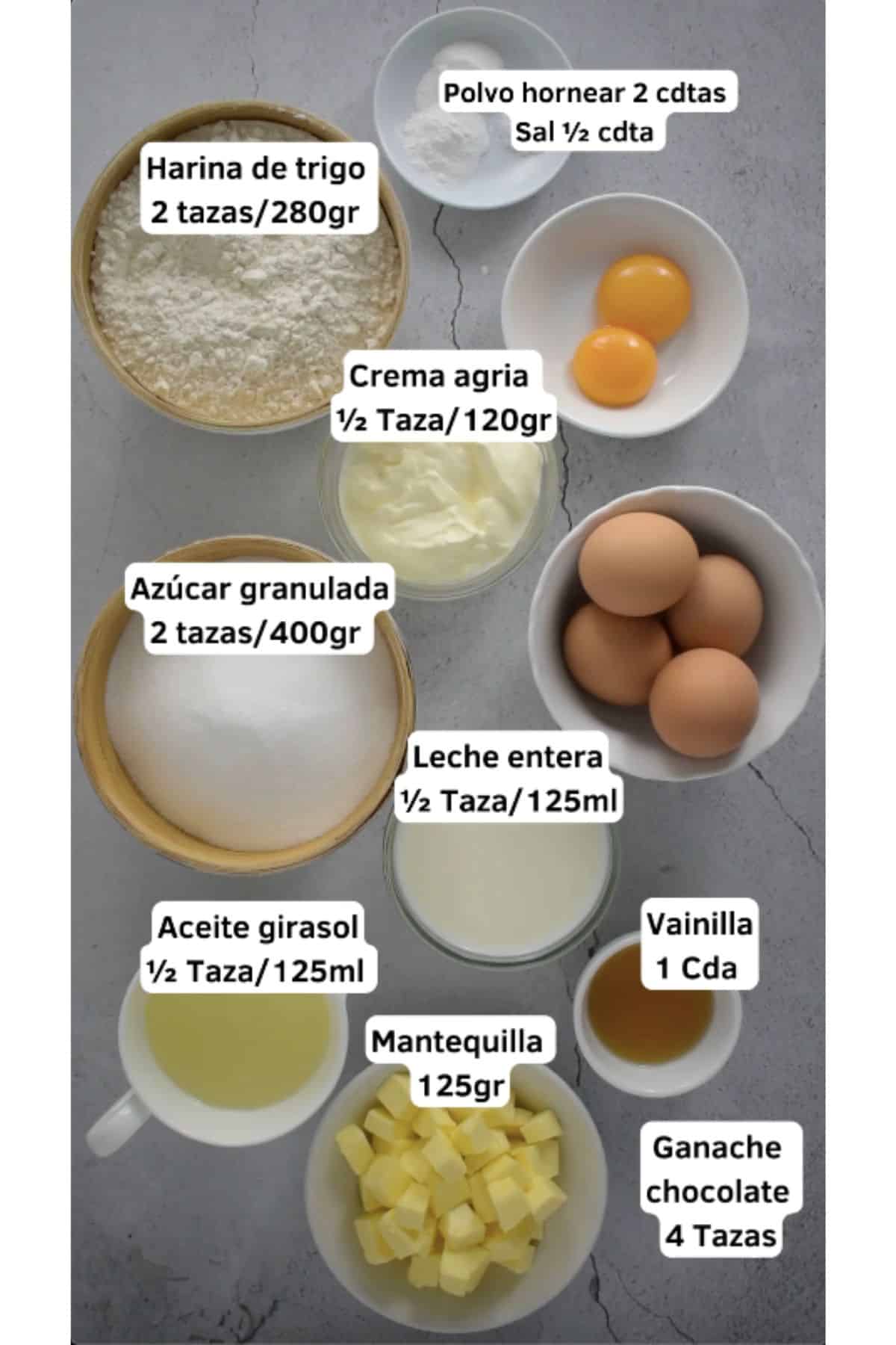 Ingredientes para preparar torta de vainilla esponjosa. Harina, huevos, azúcar, leche, extracto de vainilla, aceite de girasol, mantequilla, crema agria y ganache de chocolate.
