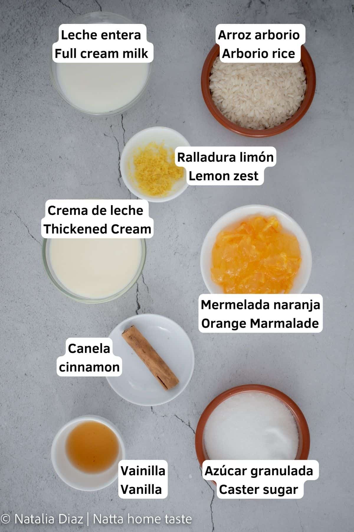 ingredientes para preparar arroz con leche. Todos los ingredientes están servidos en diferentes recipientes. Leche, arroz, crema de leche, ralladura de limón, mermelada, canela, azúcar, extracto de vainilla.
