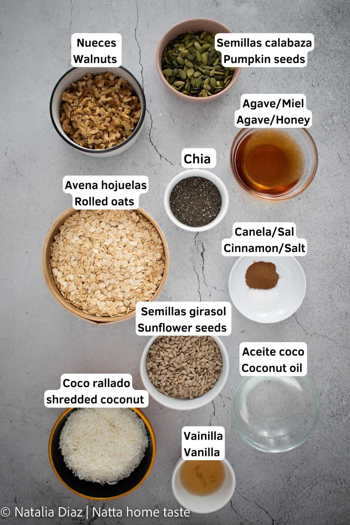 Ingredientes para preparar granola casera sin azúcar. Nueces, semillas de calabaza, avena, chia, canela, aceite de coco