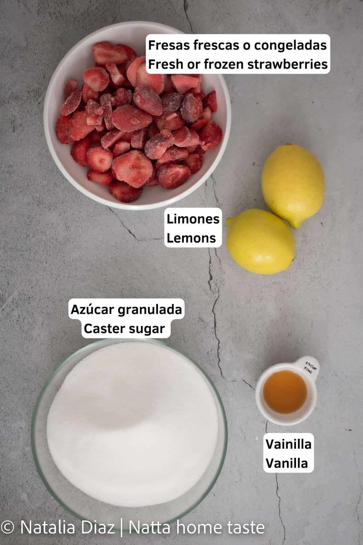 Ingredientes para preparar una mermelada casera. fresas congeladas, limones, azúcar y vainilla.