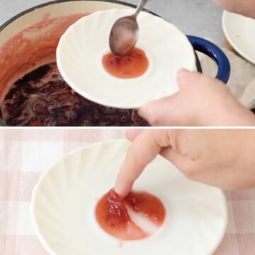 plato blanco redondo con un poco de mermelada. se esta haciendo la prueba con el dedo para saber si la mermelada tiene la consistencia deseada.