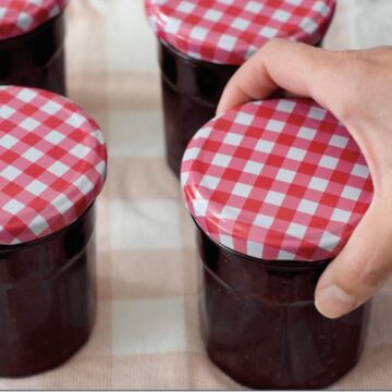 Frascos de vidrio llenos de mermelada casera de fresas.