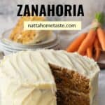 Torta de zanahoria casera de dos capas con frosting de queso crema. Zanahorias pequeñas en la parte de atrás con una porción de pastel servida sobre unos platos pequeños.