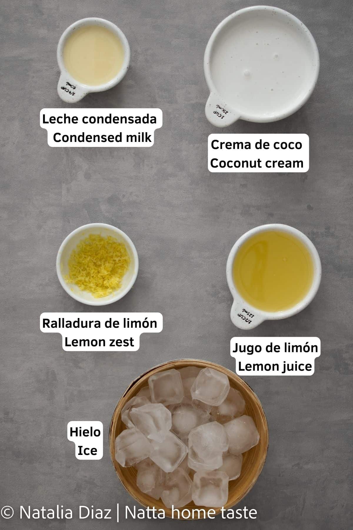 ingredientes para preparar una limonada de coco. todos servidos en contenedores redondos. crema de coco, leche condensada, jugo de limón, ralladura de limón, hielo.